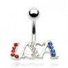Piercing nombril USA avec motif lettres serties de pierres rouges et bleues