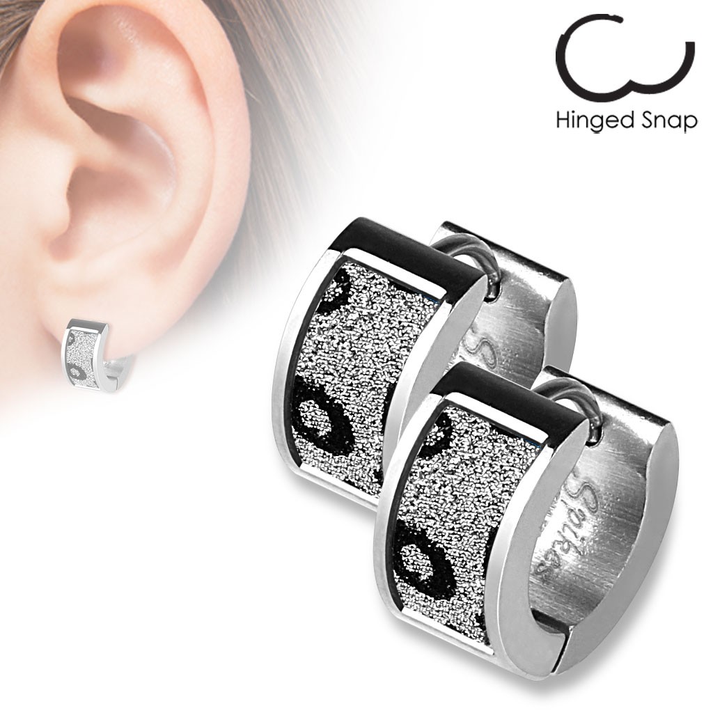Paire de boucles d'oreilles clous en acier avec émail multicolore cœur