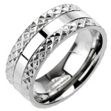 Bague en titane 40 - Ligne centrale bords taillé