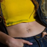 Piercing nombril pendant lune multistrass jaune (D136)