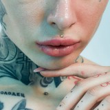 Piercing micro-labret en titane noir boule et strass