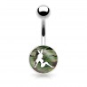 Piercing nombril logo Playboy femme assise sur camouflage