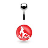 Piercing nombril logo Playboy femme assise sur fond rouge