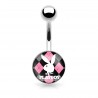 Piercing nombril logo Playboy lapin sur fond noir et rose