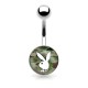 Piercing nombril logo Playboy lapin blanc sur camouflage
