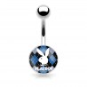 Piercing nombril logo Playboy tête de lapin sur fond noir et bleu