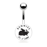 Piercing nombril logo Playboy deux lapins sur fond blanc
