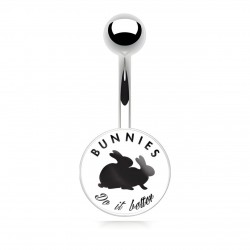 Piercing nombril logo Playboy deux lapins sur fond blanc
