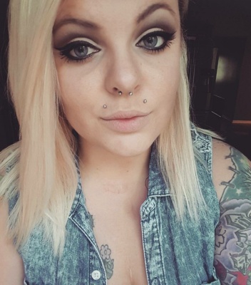  Piercing angel-bites et septum sur femme tatouée 