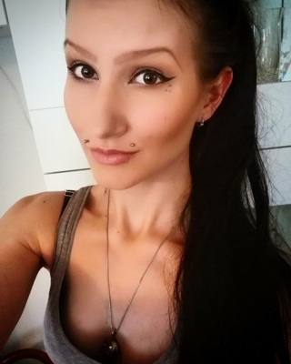  Piercing angel-bites sur femme brune 