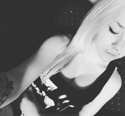  Piercing angel-bites et septum sur femme blonde 