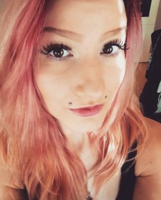  Piercing angel-bites sur femme aux cheveux rouges 