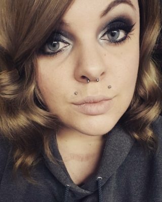  Piercing angel-bites et septum sur femme chatain 