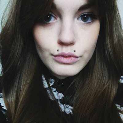  Piercing angel-bites sur femme aux cheveux châtains 