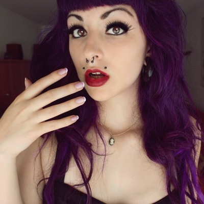  Piercing angel-bites et septum sur femme aux cheveux violets 