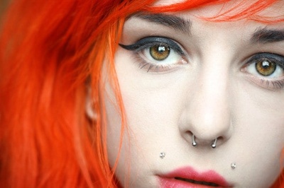  Piercing angel-bites et septum sur femme aux cheveux rouges orangés: 