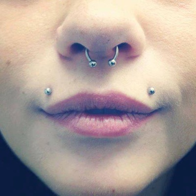  Piercing angel-bites et septum en gros plan 