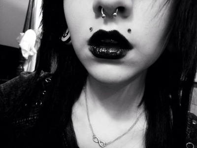  Image en noir et blanc d’un piercing angel-bites et d’un septum 
