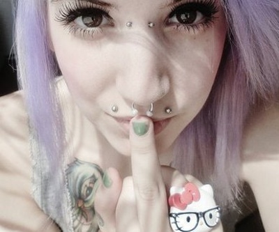  Piercing angel-bites et doight d’honneur…. 