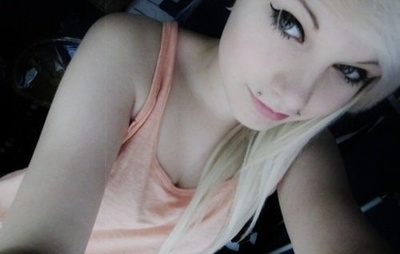  Piercing angel-bites sur brune aux yeux bleus 