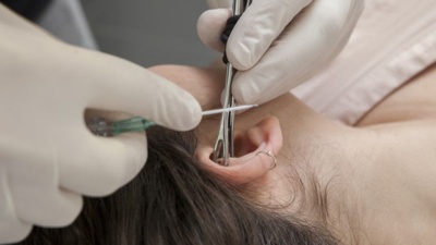Se faire percer au piercing rook