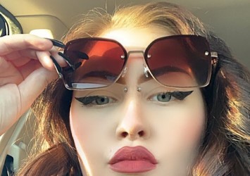 les lunettes et le piercing bridge