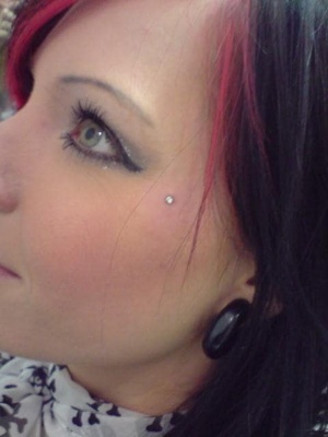  Piercing anti-arcade avec un microdermal transparent 