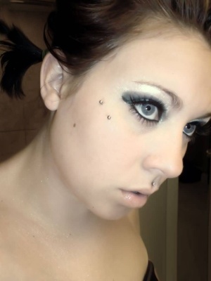  Piercing anti-arcade et maquillage bleu aux yeux 