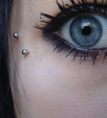  Piercing anti-arcade en gros plan 