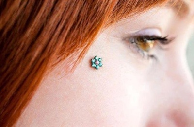  Piercing anti-arcade avec un microdermal couleur turquoise 