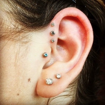  Piercing anti-hélix, tragus, hélix et boucles d’oreilles 