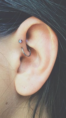  Deux piercings oreille anti-hélix dont un droit et l’autre en anneau 