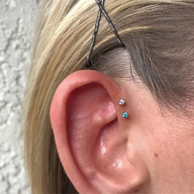  Deux piercings anti-hélix assez discrets 