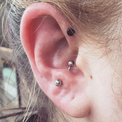  Piercing oreille anti-hélix plat et noir et anti-tragus 