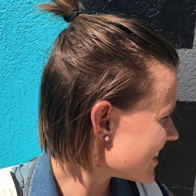  Double piercing oreille anti-hélix et boucles d’oreilles sur le lobe 
