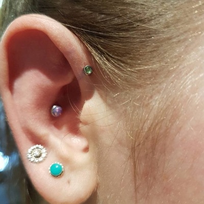  Piercing anti-hélix, deux piercings lobes et un conch 