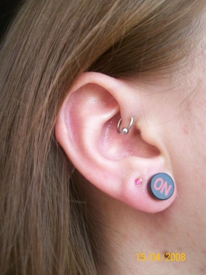  Piercing anti-hélix avec un anneau et plug 
