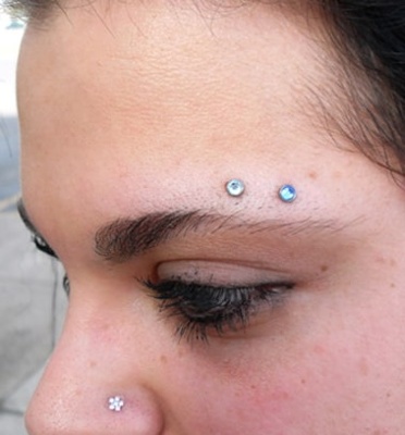  Piercing arcade horizontal avec deux microdermaux 