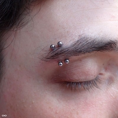  Double piercing arcade avec des bananes en acier avec des boules 