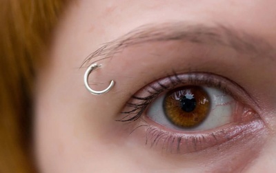  Anneau simple en acier 316L sur piercing arcade