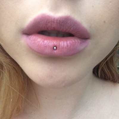  Piercing ashley avec une bille grise 