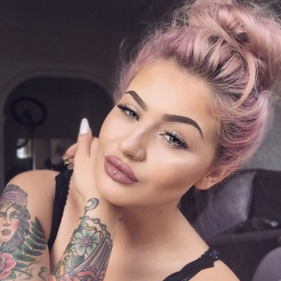  Piercing labret vertical sur femme tatouée et anneau de narine 