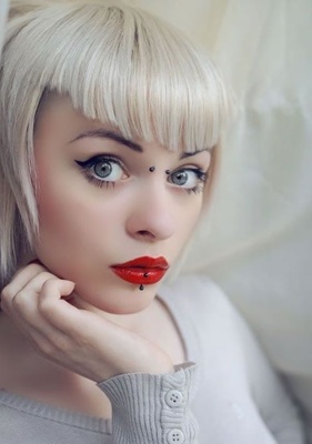  Piercing bridge et circulaire sur labret 