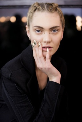  Piercing bridge sur femme en tailleur 