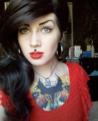 Piercing bridge et médusa sur femme tatouée 
