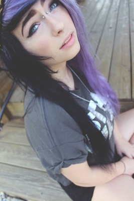  Piercing bridge sur femme aux cheveux bruns et violets 