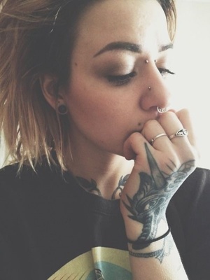  Piercing bridge et tatouage sur la main 