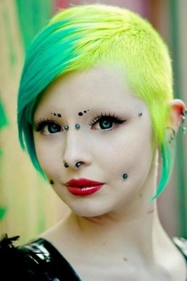  Piercing bridge, cheek et septum sur femme aux cheveux verts et 