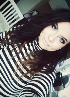  Piercing bridge et cheek sur femme aux yeux bleus 