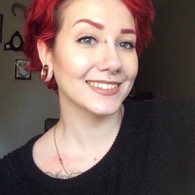  Piercing bridge, tunnel et septum sur femme aux cheveux rouges 